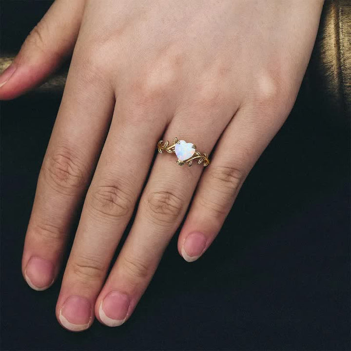 Anillo de hojas con forma de corazón de ópalo natural de Olivenorma