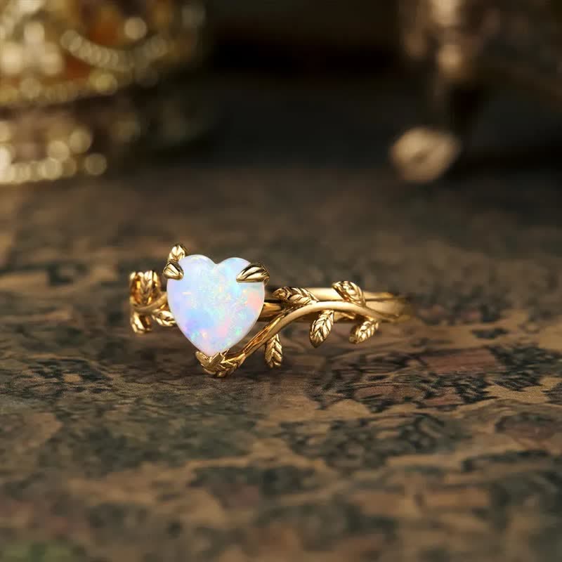 Anillo de hojas con forma de corazón de ópalo natural de Olivenorma
