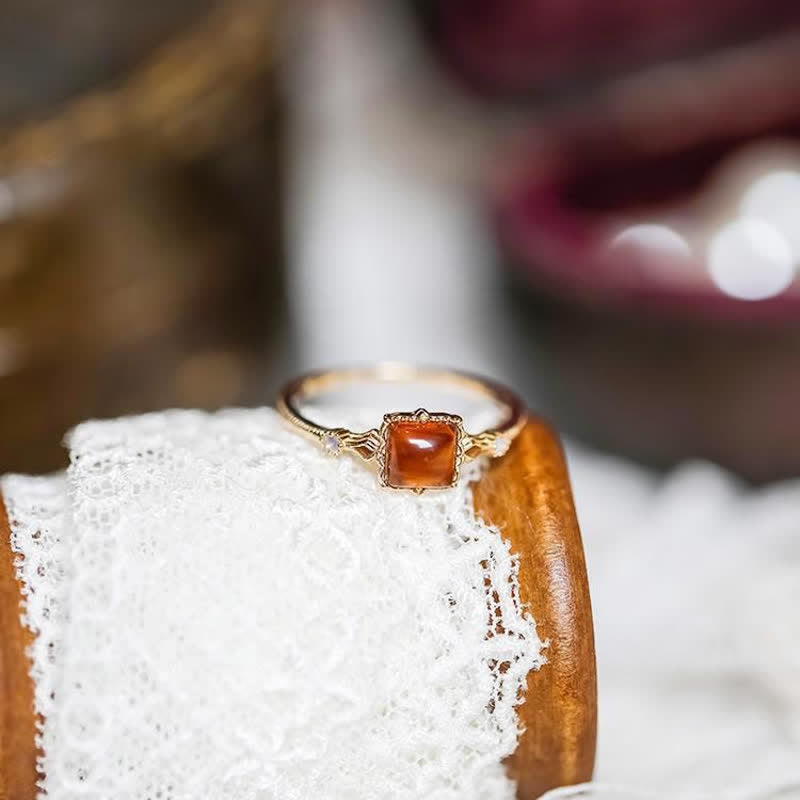 Anillo fino de ámbar cuadrado simple de Olivenorma