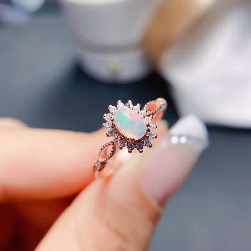 Anillo de girasol con circonita blanca y ópalo natural de Olivenorma