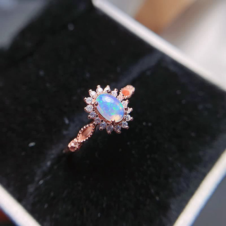 Anillo de girasol con circonita blanca y ópalo natural de Olivenorma