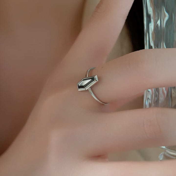 Anillo de ataúd de obsidiana natural de estilo oscuro de Olivenorma