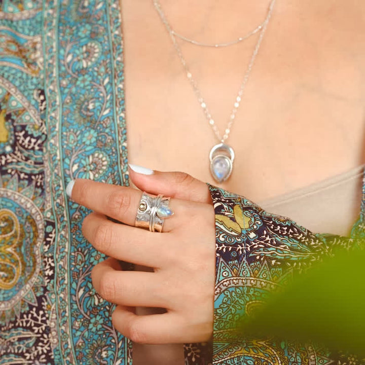 Anillo de cara ancha con piedra lunar bohemia y estrella lunar de Olivenorma