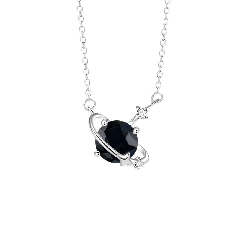 Collar de plata de ley con colgante de planeta con piedra natal y circonita coloreada de Olivenorma