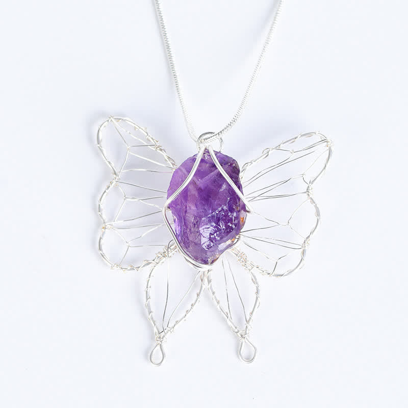 Collar con colgante de mariposa de alambre de plata enrollado a mano con cristales naturales de Olivenorma