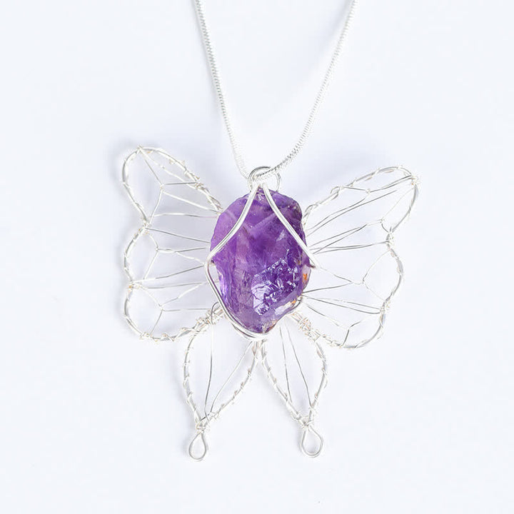 Collar con colgante de mariposa de alambre de plata enrollado a mano con cristales naturales de Olivenorma