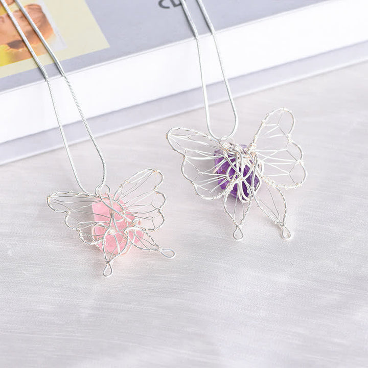 Collar con colgante de mariposa de alambre de plata enrollado a mano con cristales naturales de Olivenorma