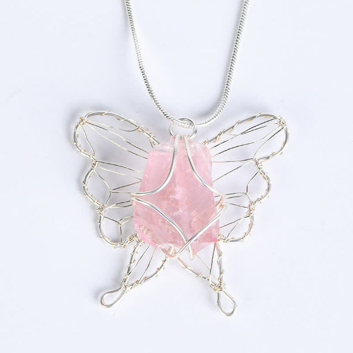 Collar con colgante de mariposa de alambre de plata enrollado a mano con cristales naturales de Olivenorma
