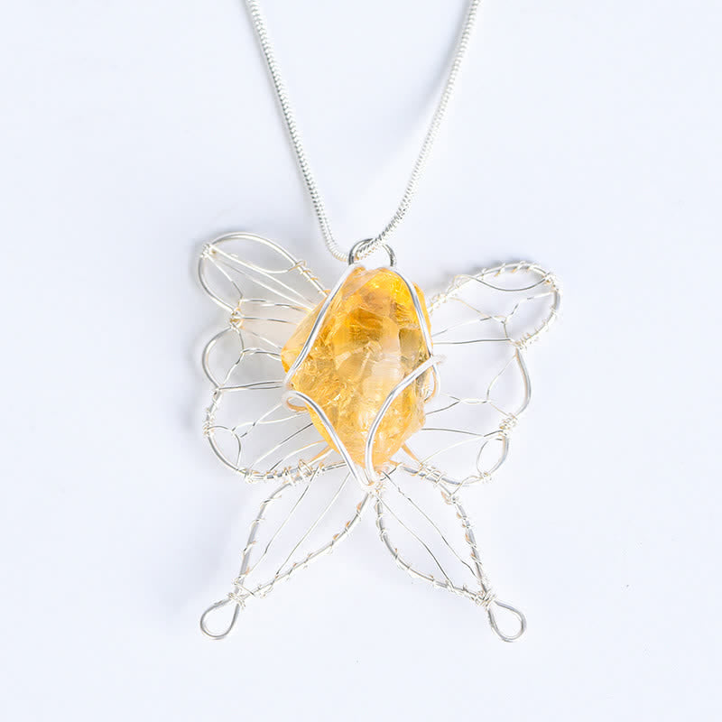 Collar con colgante de mariposa de alambre de plata enrollado a mano con cristales naturales de Olivenorma