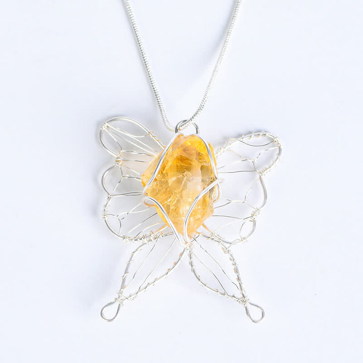 Collar con colgante de mariposa de alambre de plata enrollado a mano con cristales naturales de Olivenorma