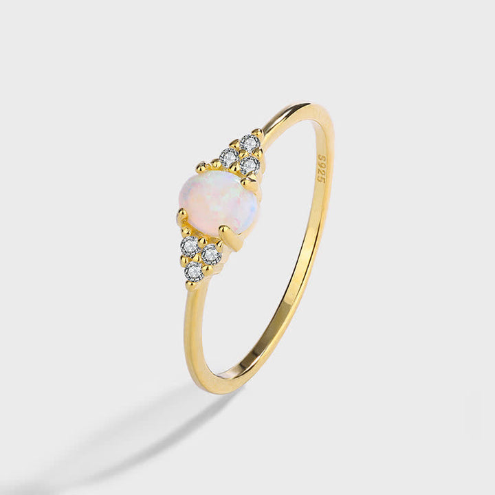 Anillo de forma sencilla con circonita blanca y ópalo blanco en plata de Olivenorma