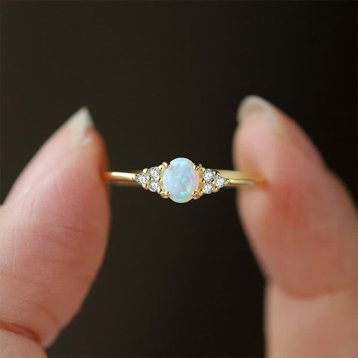 Anillo de forma sencilla con circonita blanca y ópalo blanco en plata de Olivenorma