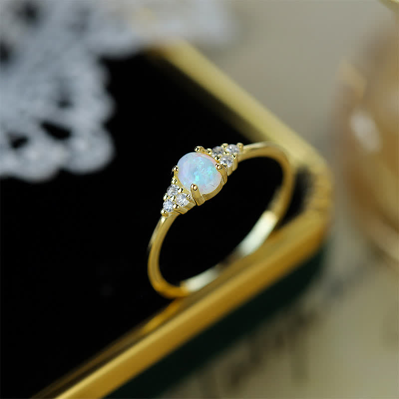 Anillo de forma sencilla con circonita blanca y ópalo blanco en plata de Olivenorma