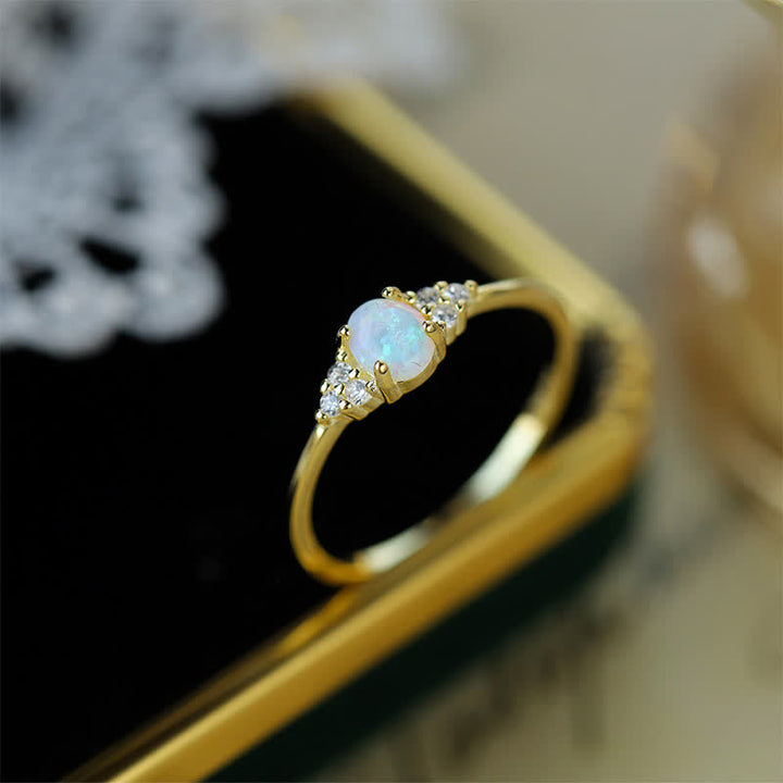 Anillo de forma sencilla con circonita blanca y ópalo blanco en plata de Olivenorma
