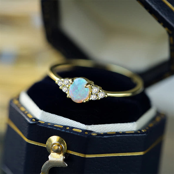 Anillo de forma sencilla con circonita blanca y ópalo blanco en plata de Olivenorma