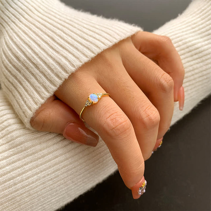 Anillo de forma sencilla con circonita blanca y ópalo blanco en plata de Olivenorma