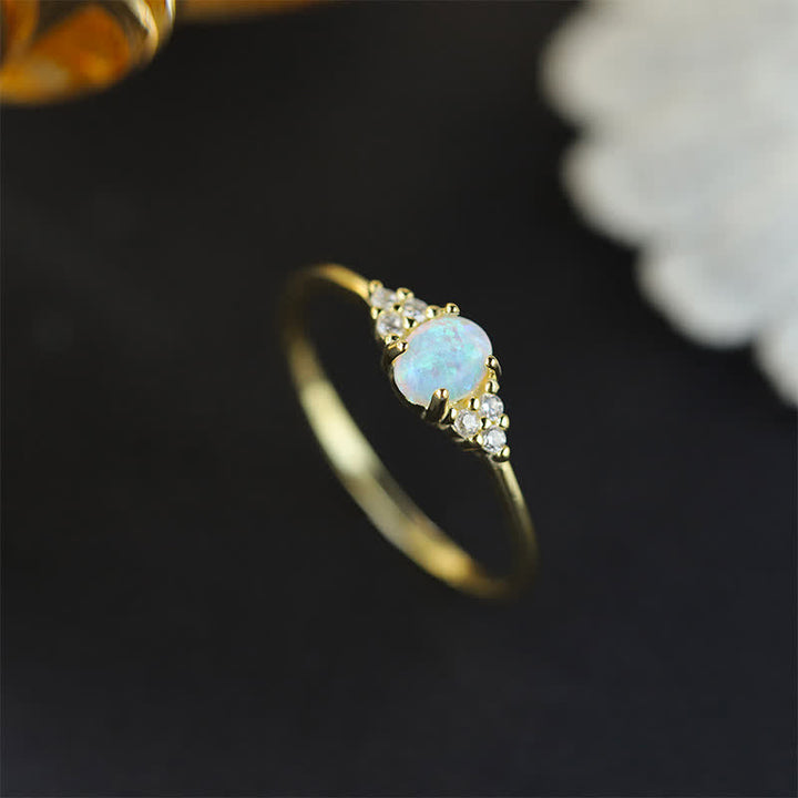 Anillo de forma sencilla con circonita blanca y ópalo blanco en plata de Olivenorma