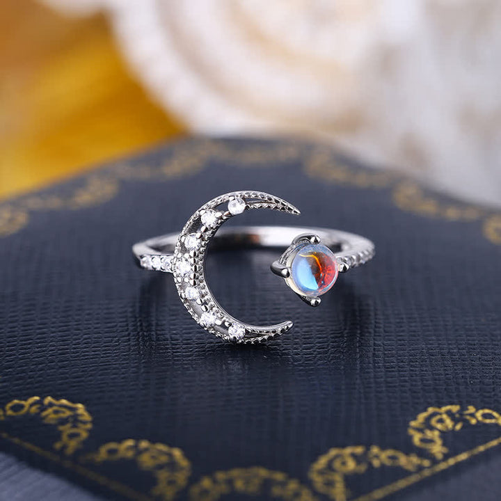 Anillo ajustable abierto con forma de media luna y piedra lunar de Olivenorma
