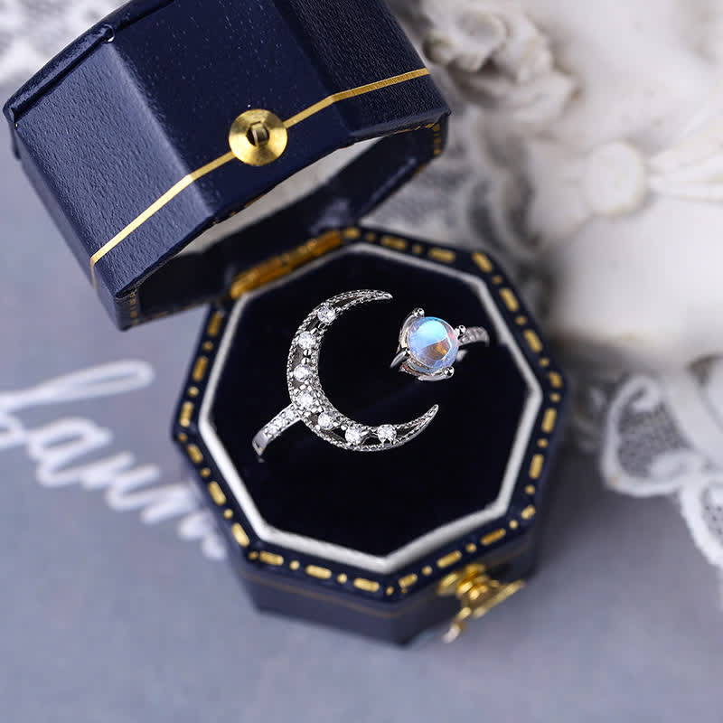 Anillo ajustable abierto con forma de media luna y piedra lunar de Olivenorma