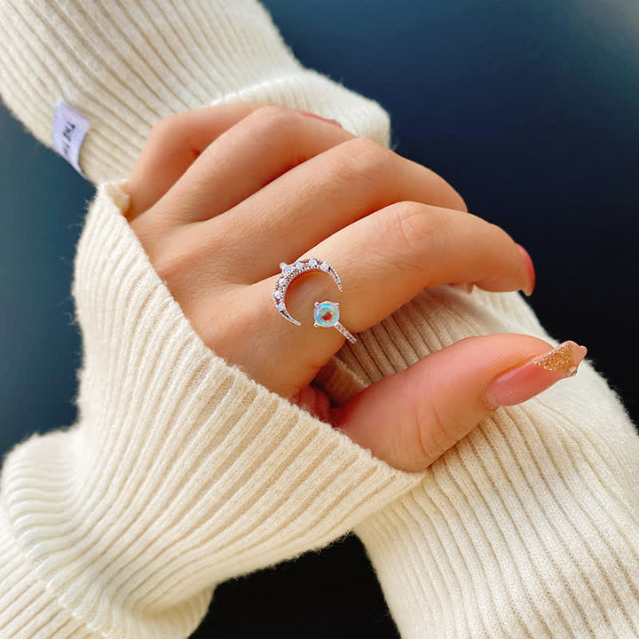 Anillo ajustable abierto con forma de media luna y piedra lunar de Olivenorma