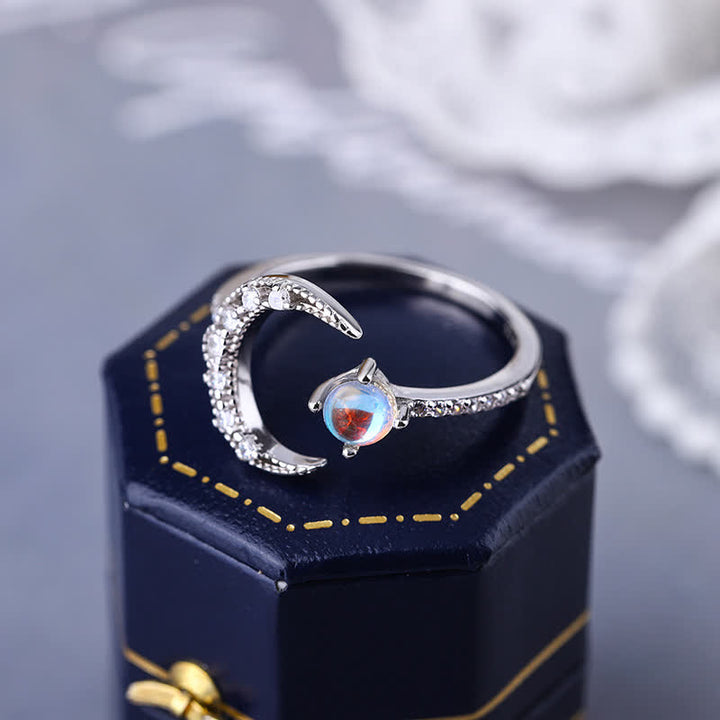 Anillo ajustable abierto con forma de media luna y piedra lunar de Olivenorma
