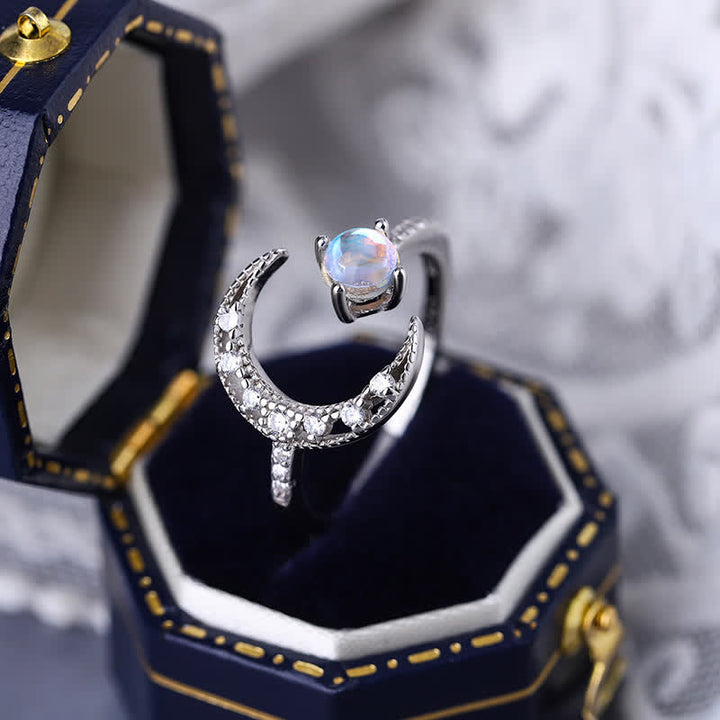 Anillo ajustable abierto con forma de media luna y piedra lunar de Olivenorma