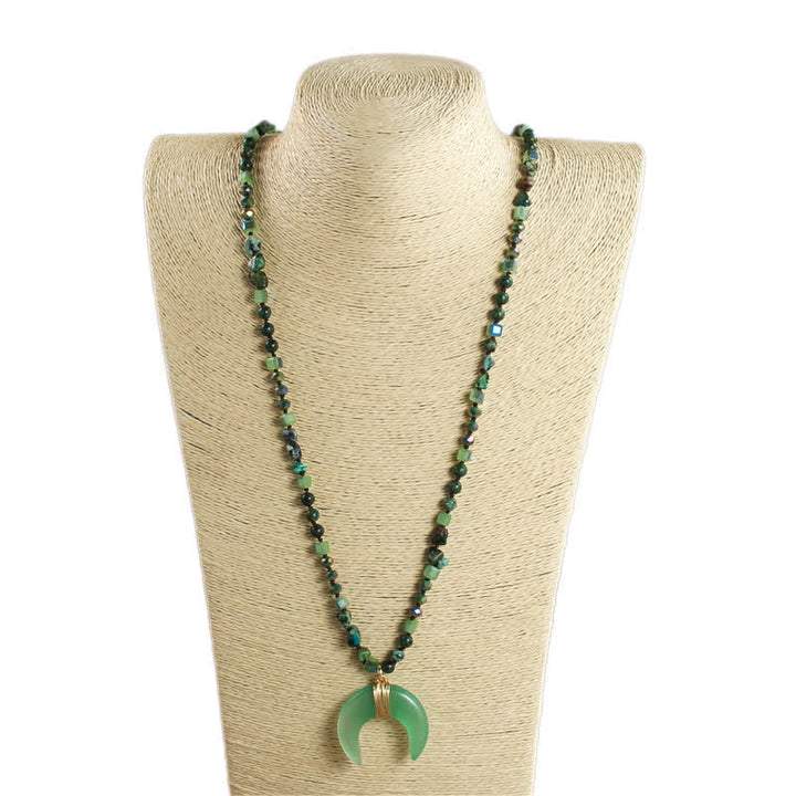 Collar con colgante de media luna de cuerno de buey con cuentas de cristal natural de Olivenorma