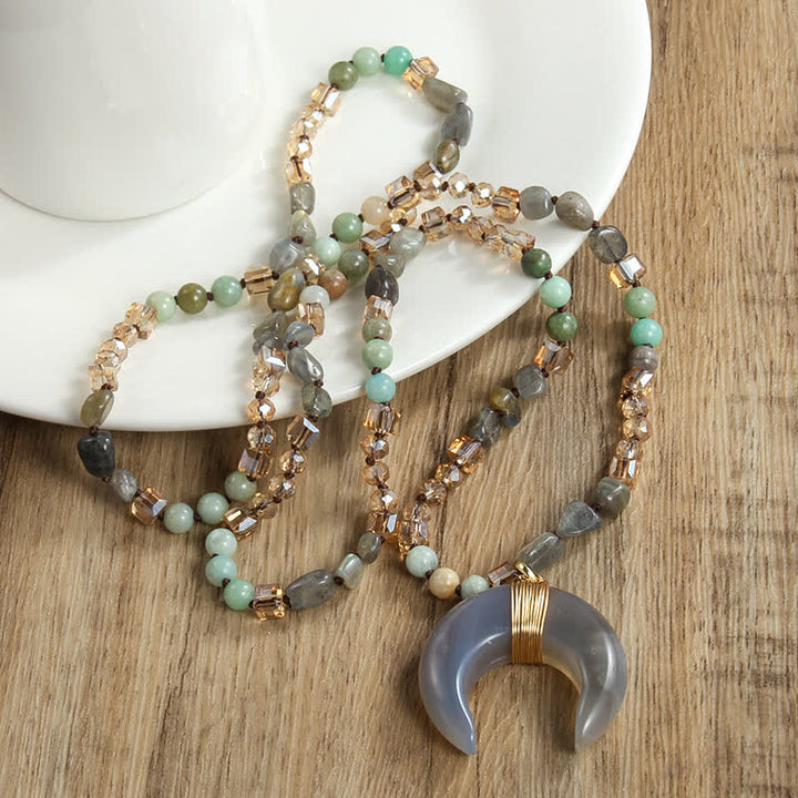 Collar con colgante de media luna de cuerno de buey con cuentas de cristal natural de Olivenorma