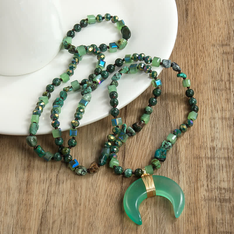 Collar con colgante de media luna de cuerno de buey con cuentas de cristal natural de Olivenorma