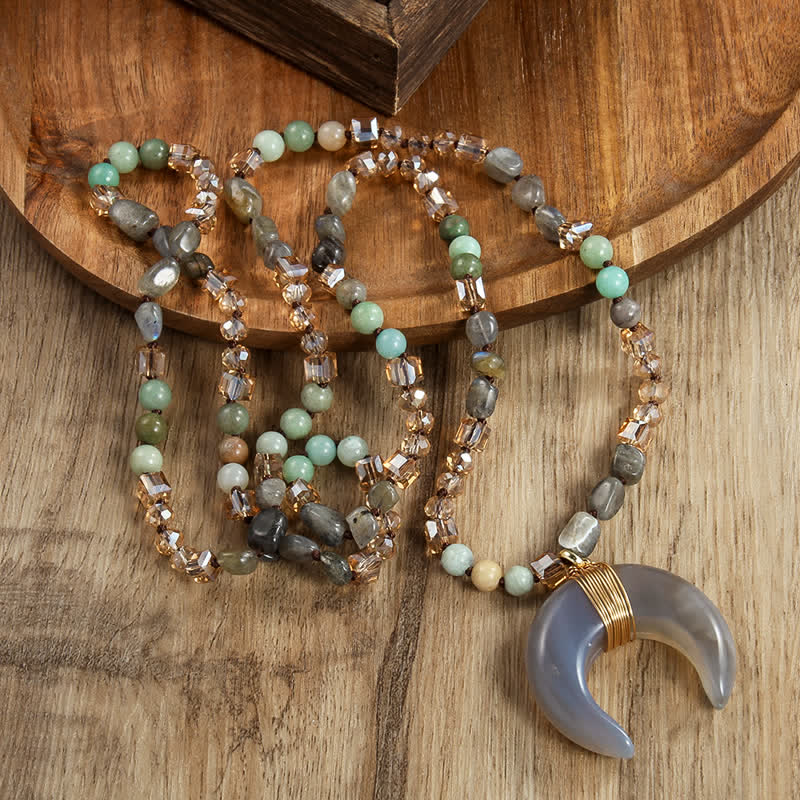 Collar con colgante de media luna de cuerno de buey con cuentas de cristal natural de Olivenorma