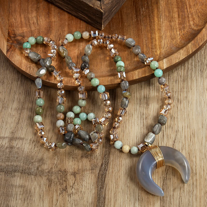 Collar con colgante de media luna de cuerno de buey con cuentas de cristal natural de Olivenorma