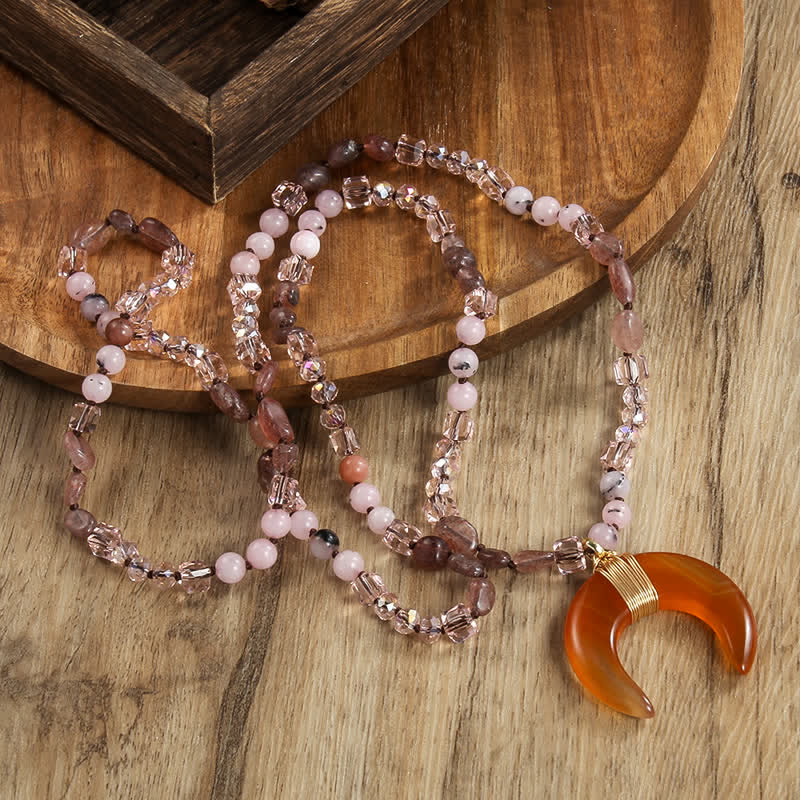 Collar con colgante de media luna de cuerno de buey con cuentas de cristal natural de Olivenorma