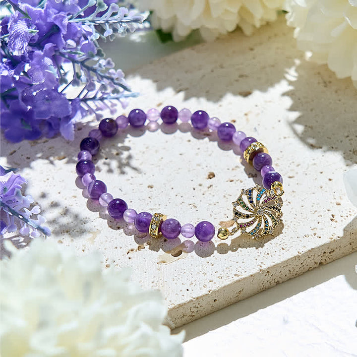 Pulsera con colgante de molino de viento de metal con circonitas de colores y cuentas de amatista de Olivenorma 