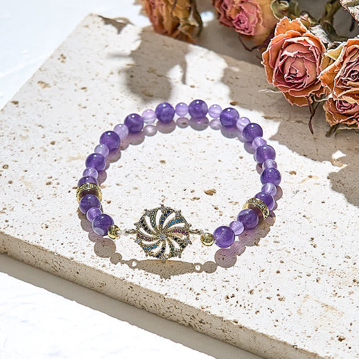 Pulsera con colgante de molino de viento de metal con circonitas de colores y cuentas de amatista de Olivenorma 