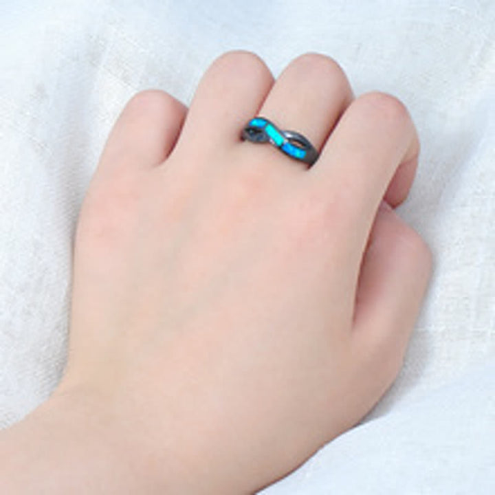 Anillo Olivenorma de oro negro con ópalo azul ondulado y circonita