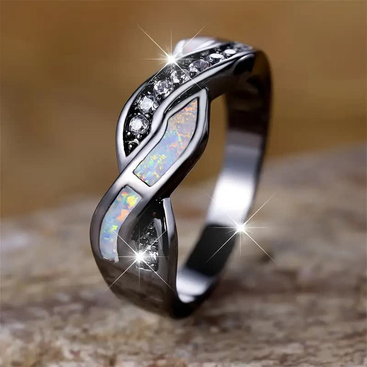 Anillo Olivenorma de oro negro con ópalo azul ondulado y circonita