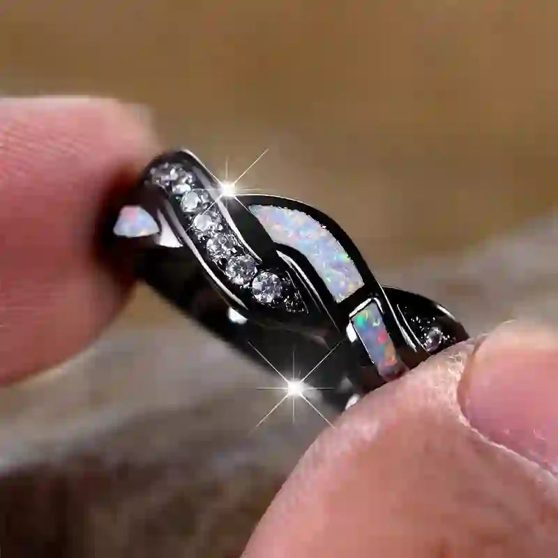 Anillo Olivenorma de oro negro con ópalo azul ondulado y circonita