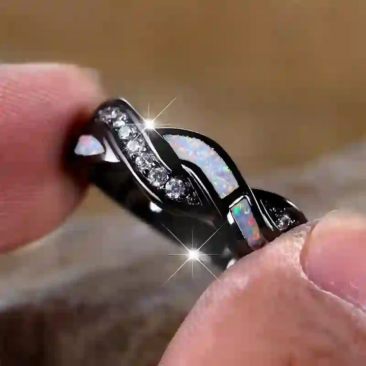 Anillo Olivenorma de oro negro con ópalo azul ondulado y circonita