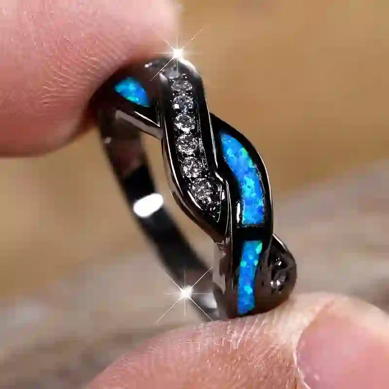 Anillo Olivenorma de oro negro con ópalo azul ondulado y circonita