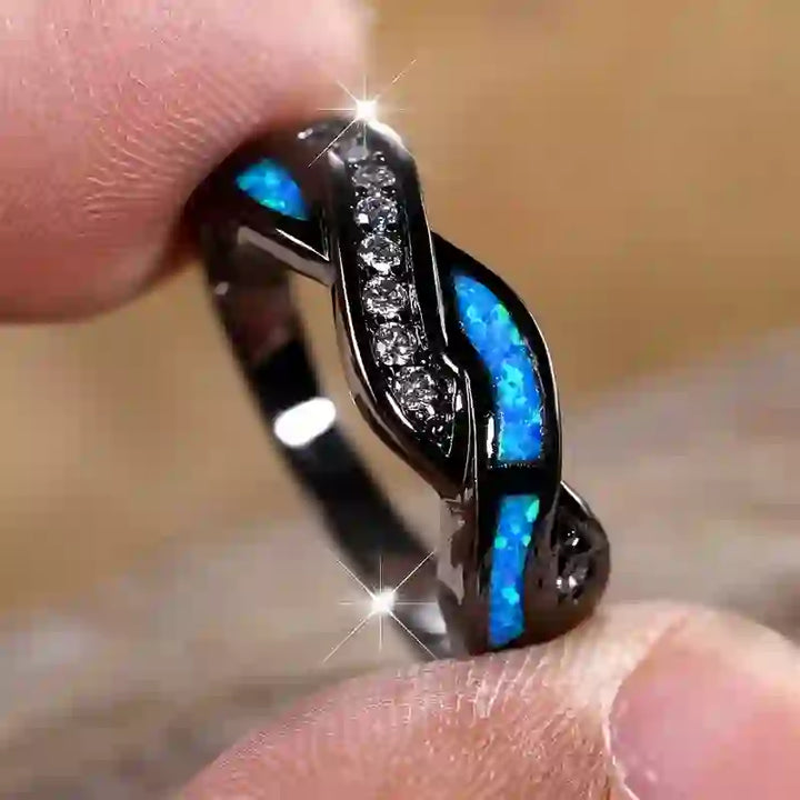 Anillo Olivenorma de oro negro con ópalo azul ondulado y circonita