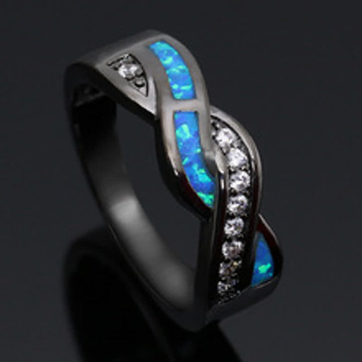 Anillo Olivenorma de oro negro con ópalo azul ondulado y circonita
