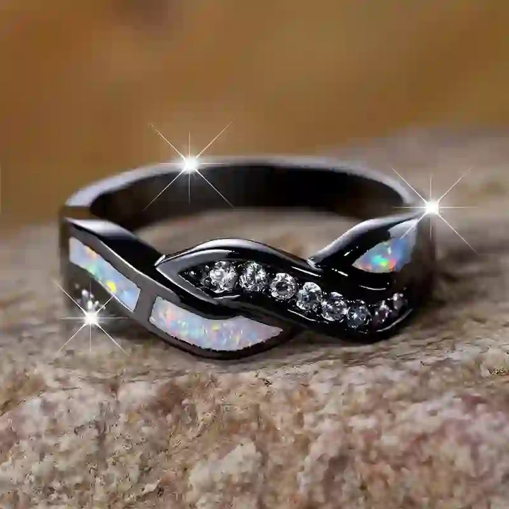 Anillo Olivenorma de oro negro con ópalo azul ondulado y circonita