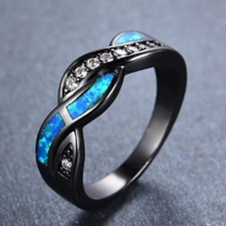 Anillo Olivenorma de oro negro con ópalo azul ondulado y circonita