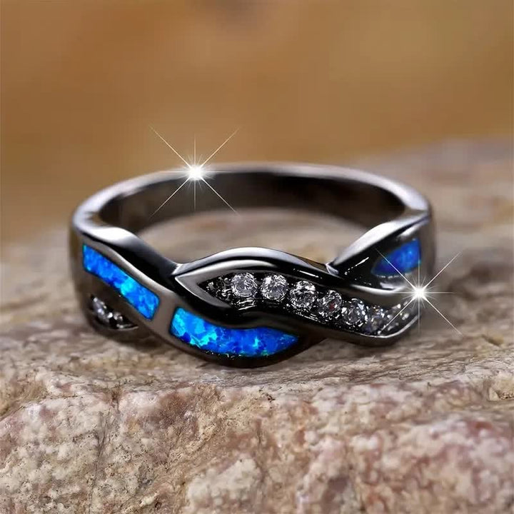 Anillo Olivenorma de oro negro con ópalo azul ondulado y circonita