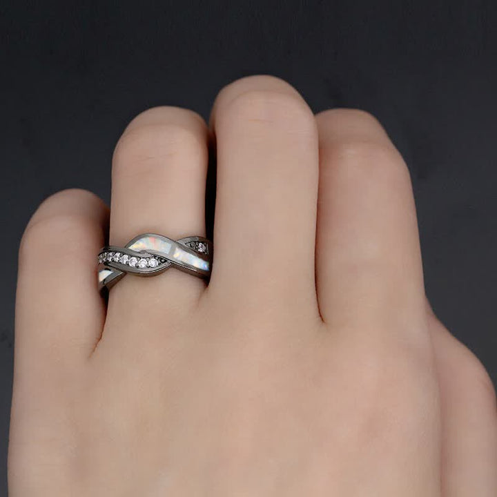 Anillo Olivenorma de oro negro con ópalo azul ondulado y circonita