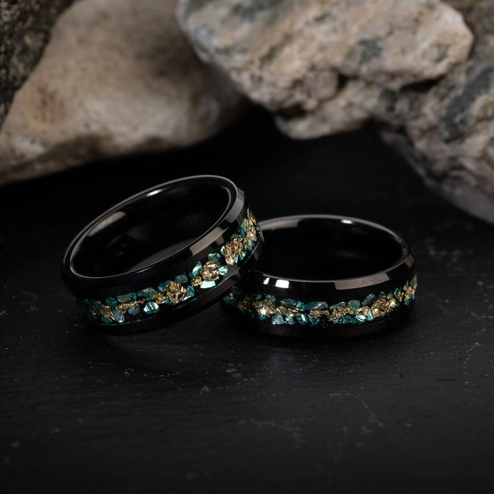 Anillo Olivenorma para hombre con fragmentos de coral verde y lámina de oro