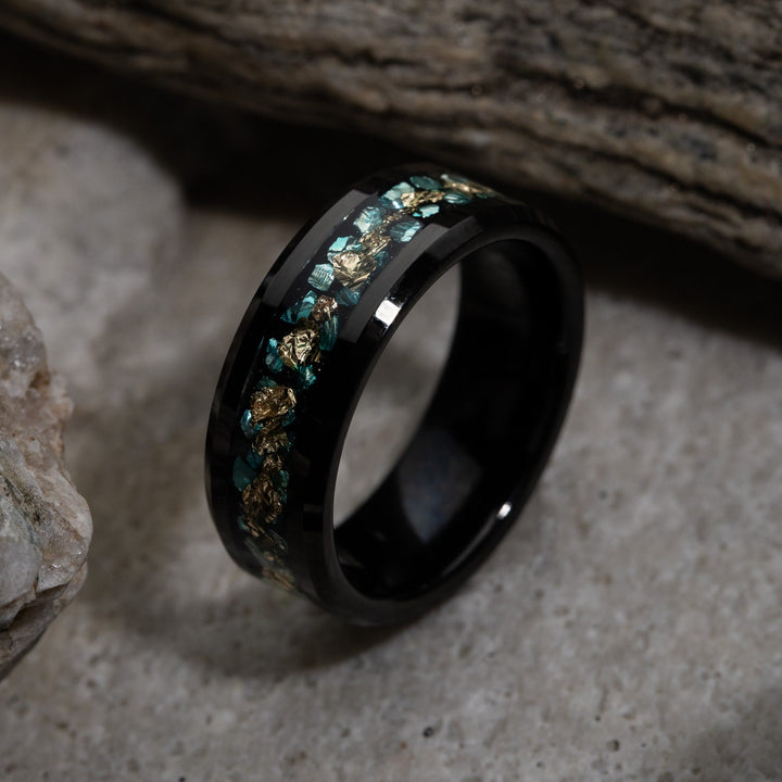 Anillo Olivenorma para hombre con fragmentos de coral verde y lámina de oro
