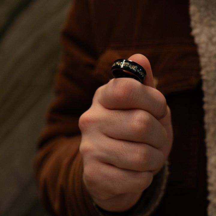 Anillo Olivenorma para hombre con fragmentos de coral verde y lámina de oro