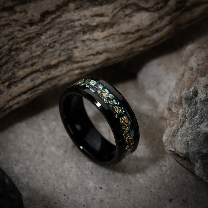 Anillo Olivenorma para hombre con fragmentos de coral verde y lámina de oro