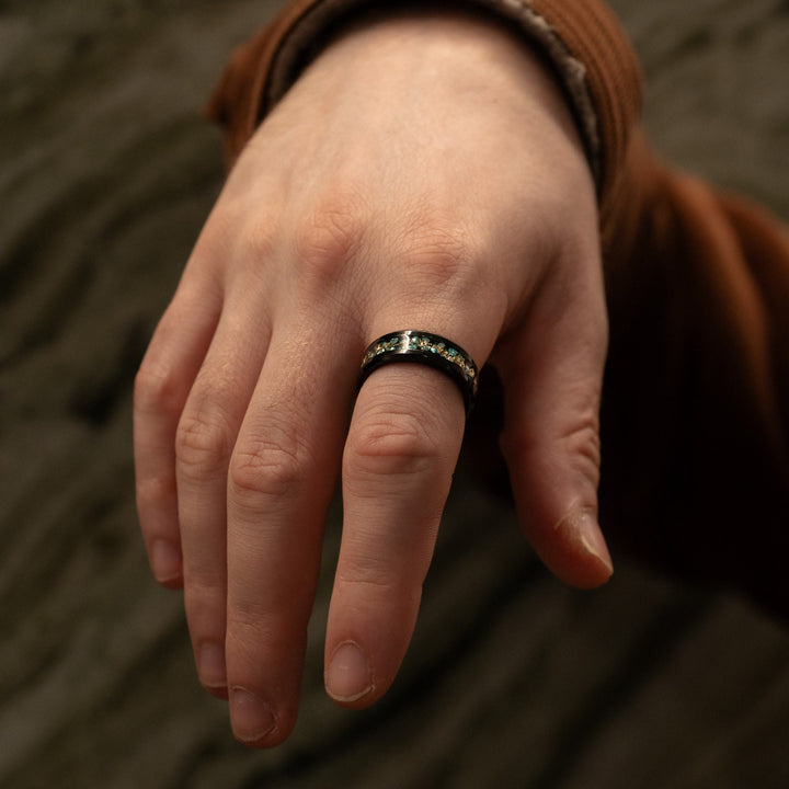 Anillo Olivenorma para hombre con fragmentos de coral verde y lámina de oro